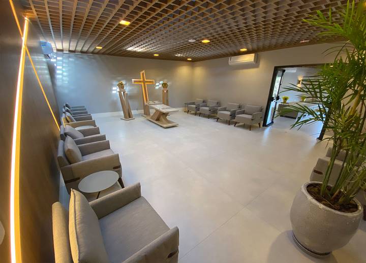 Sala de velório reservada, com poltronas e iluminação suave