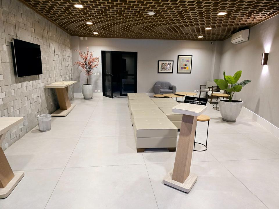 Sala de acolhimento clara, com poltronas e plantas